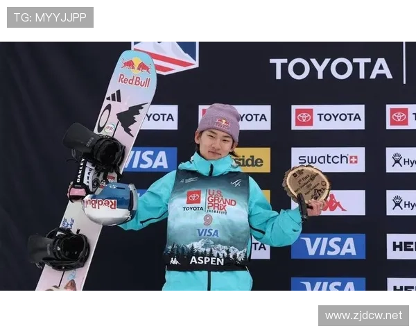 刷到苏翊鸣街拍：背个名牌包走进训练馆，门口一群同龄人在吃便当，差距扎心